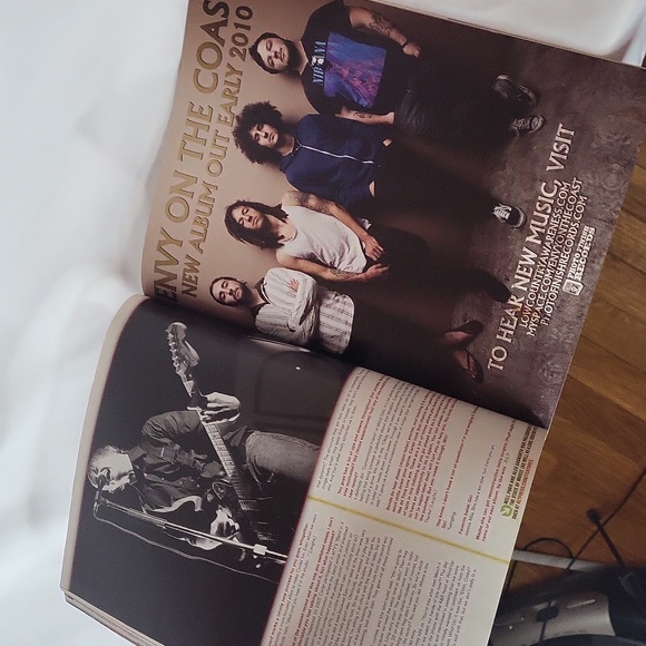 AP Magazine AFI #257 December 2009 - Picture 12 of 15